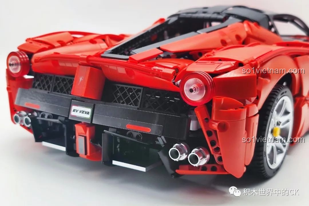 Chi tiết cửa cánh bướm của bộ lắp ráp CaDA C61505 Ferrari Laferrari, có thể mở lên.