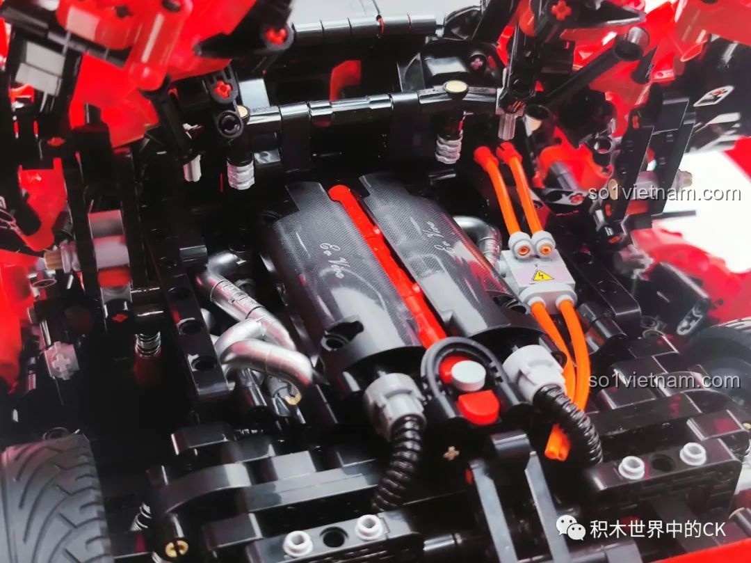 Chi tiết cửa cánh bướm của bộ lắp ráp CaDA C61505 Ferrari Laferrari, có thể mở lên.