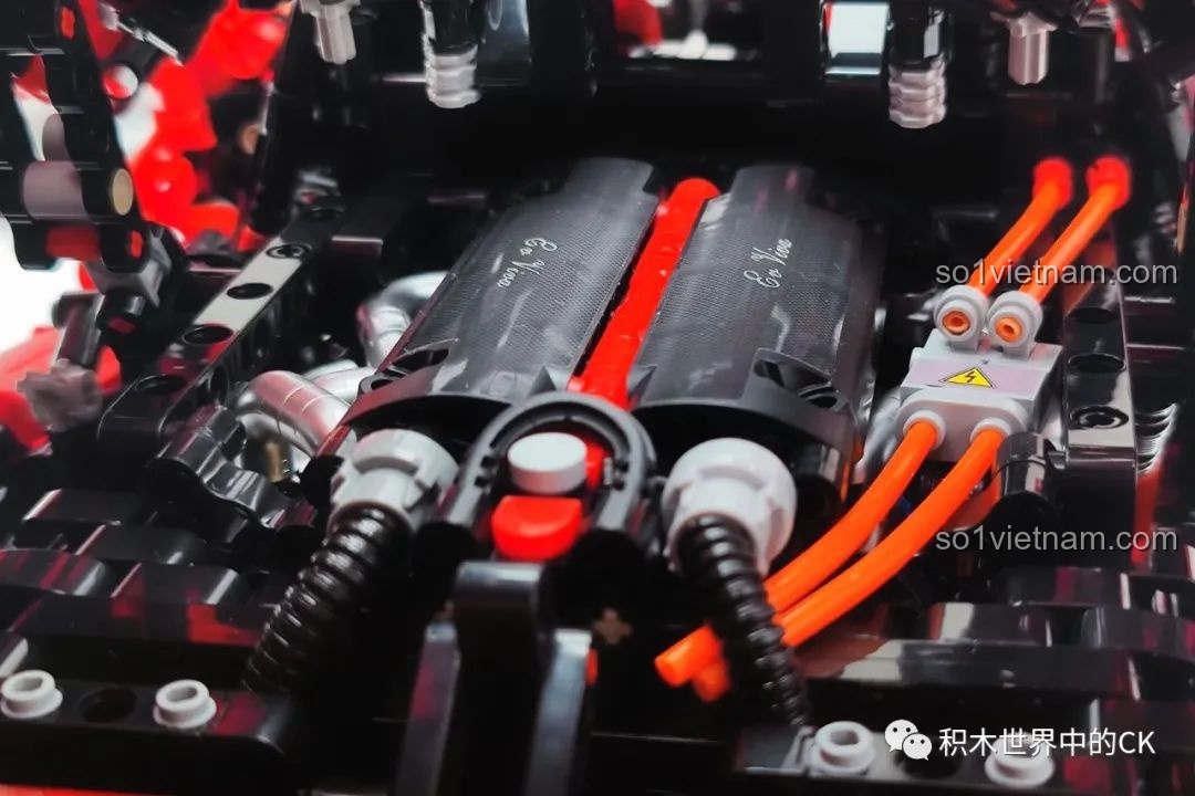 Chi tiết cửa cánh bướm của bộ lắp ráp CaDA C61505 Ferrari Laferrari, có thể mở lên.