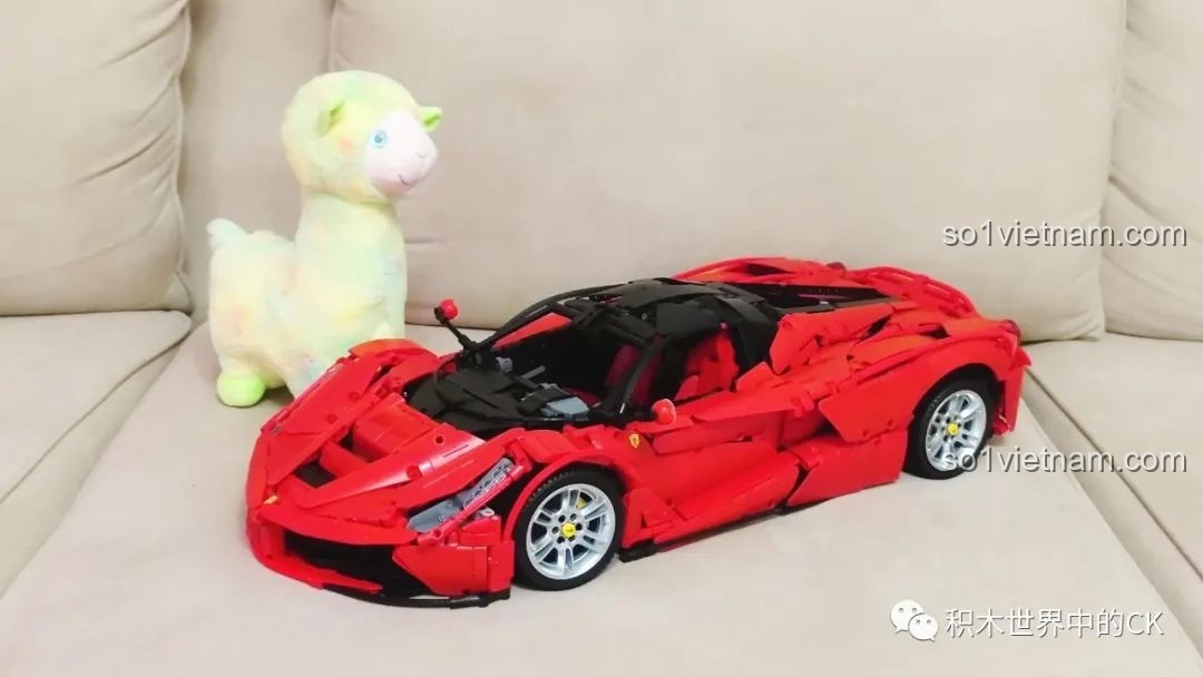 Chi tiết cửa cánh bướm của bộ lắp ráp CaDA C61505 Ferrari Laferrari, có thể mở lên.
