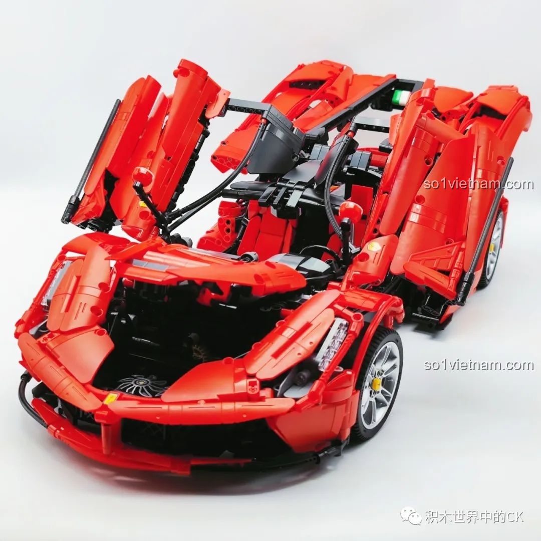 Chi tiết cửa cánh bướm của bộ lắp ráp CaDA C61505 Ferrari Laferrari, có thể mở lên.