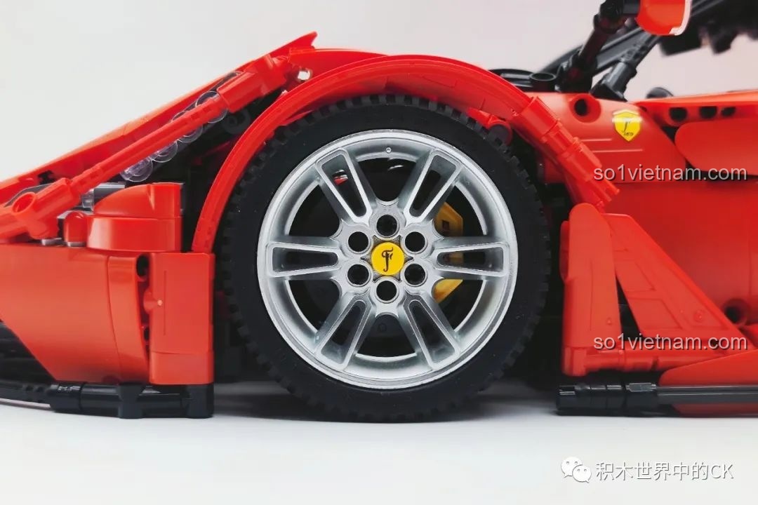 Chi tiết động cơ của bộ lắp ráp CaDA C61505 Ferrari Laferrari, được mô phỏng rất chân thực.