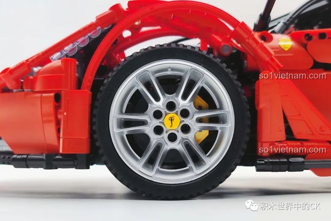 Chi tiết động cơ của bộ lắp ráp CaDA C61505 Ferrari Laferrari, được mô phỏng rất chân thực.