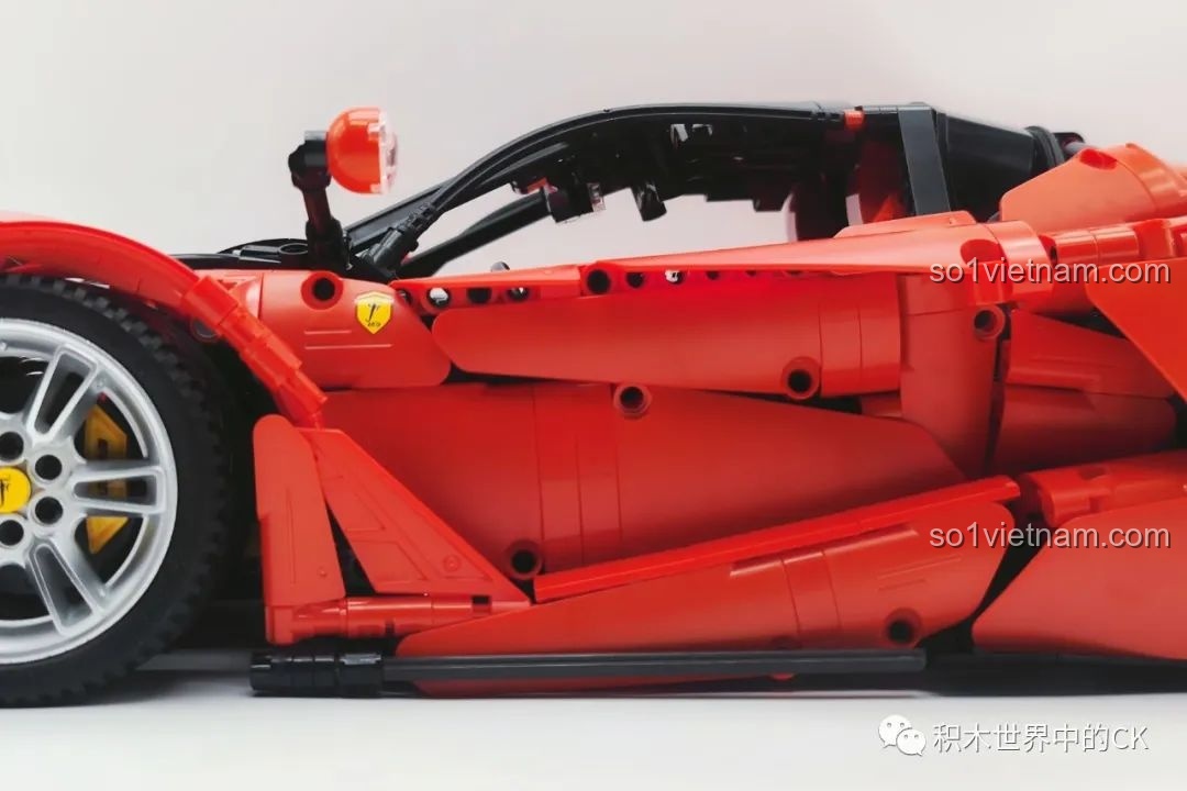Chi tiết động cơ của bộ lắp ráp CaDA C61505 Ferrari Laferrari, được mô phỏng rất chân thực.