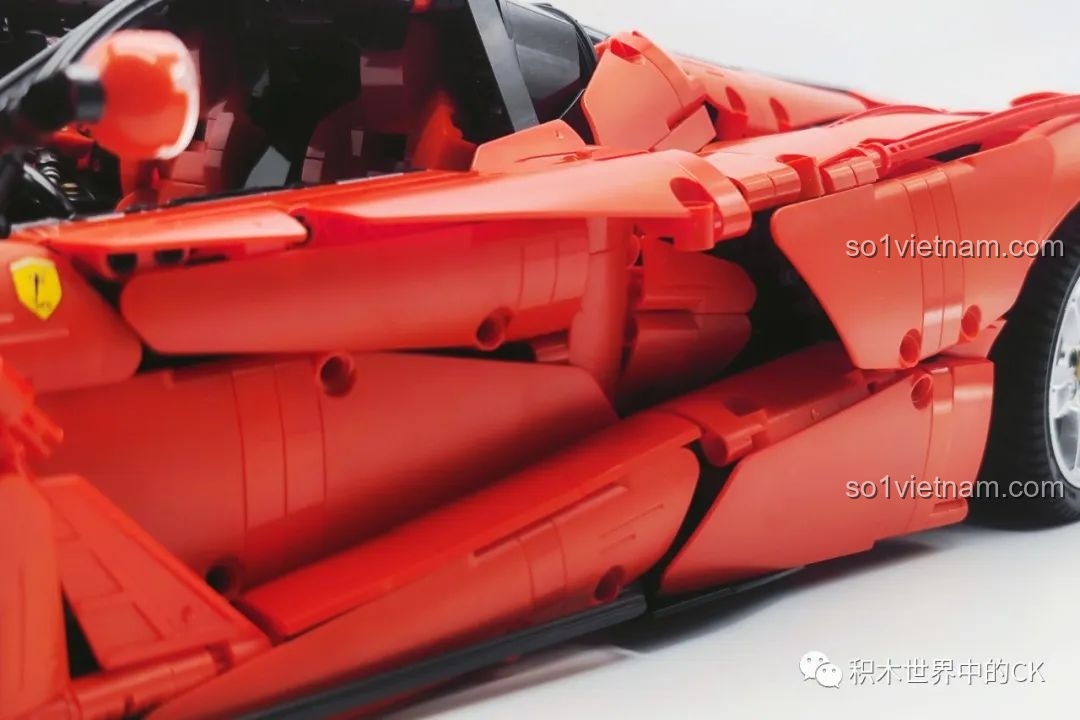 Chi tiết động cơ của bộ lắp ráp CaDA C61505 Ferrari Laferrari, được mô phỏng rất chân thực.