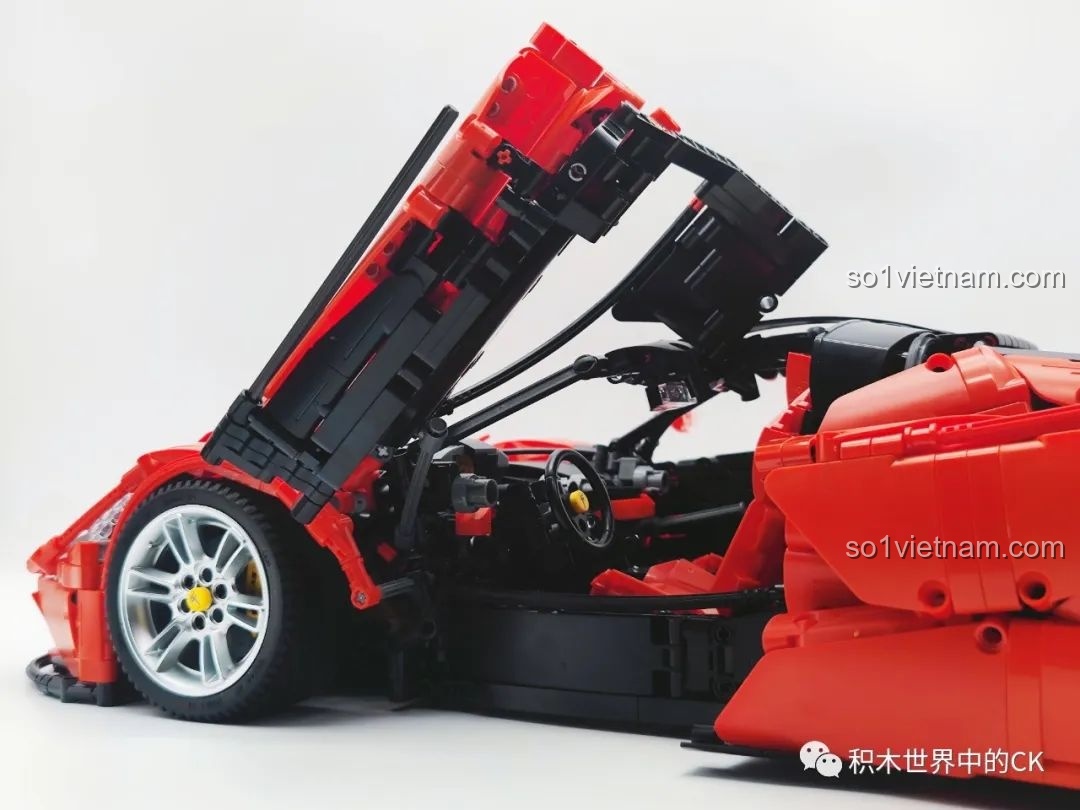 Chi tiết động cơ của bộ lắp ráp CaDA C61505 Ferrari Laferrari, được mô phỏng rất chân thực.