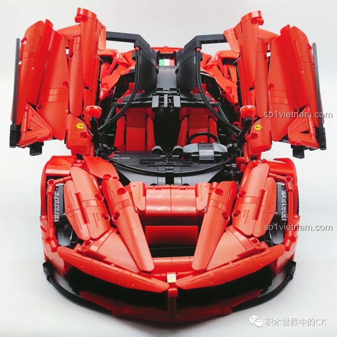 Chi tiết động cơ của bộ lắp ráp CaDA C61505 Ferrari Laferrari, được mô phỏng rất chân thực.