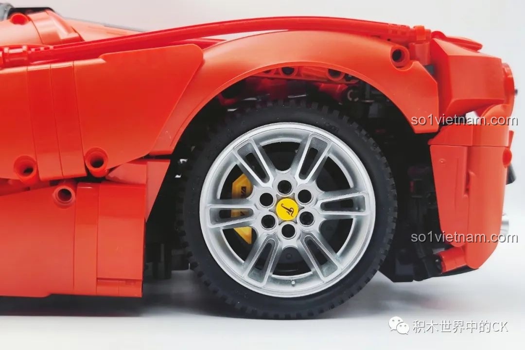 Chi tiết động cơ của bộ lắp ráp CaDA C61505 Ferrari Laferrari, được mô phỏng rất chân thực.