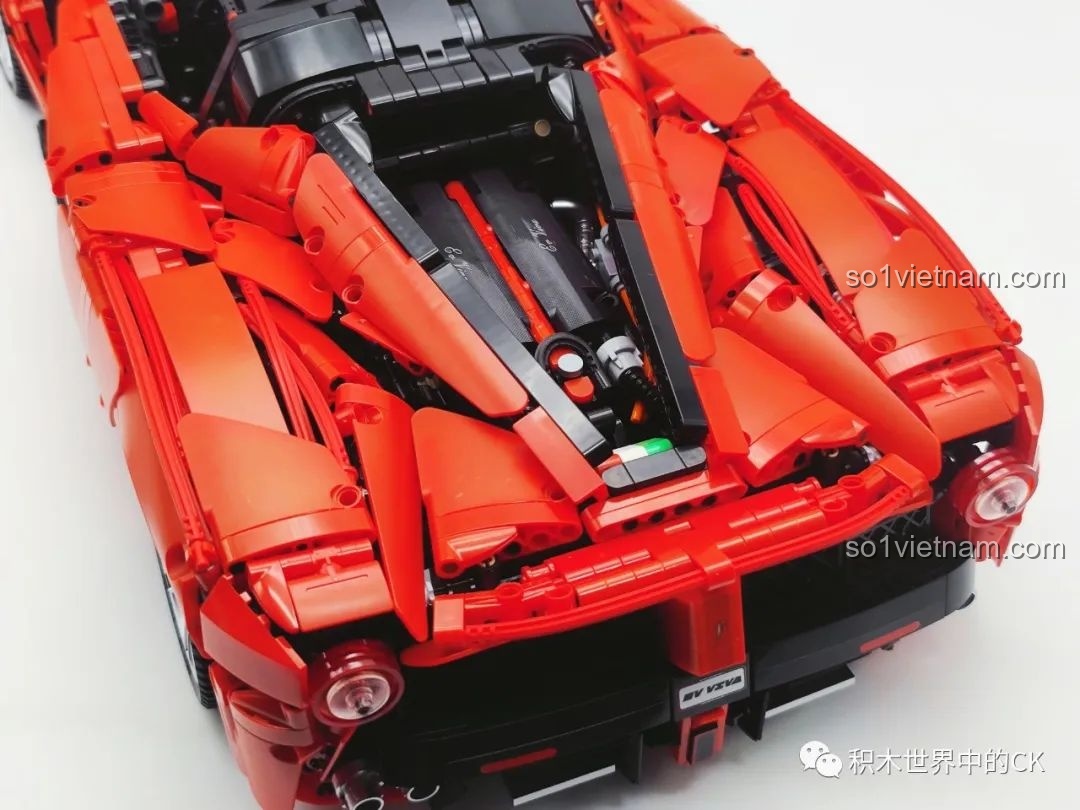 Chi tiết động cơ của bộ lắp ráp CaDA C61505 Ferrari Laferrari, được mô phỏng rất chân thực.