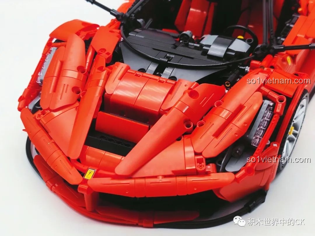 Chi tiết động cơ của bộ lắp ráp CaDA C61505 Ferrari Laferrari, được mô phỏng rất chân thực.