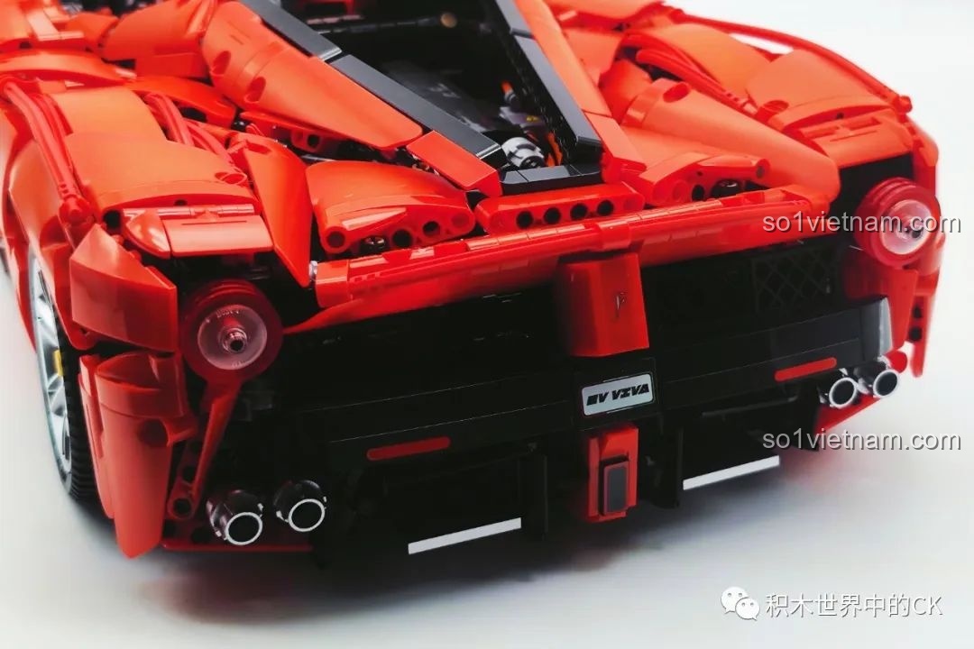 Chi tiết động cơ của bộ lắp ráp CaDA C61505 Ferrari Laferrari, được mô phỏng rất chân thực.