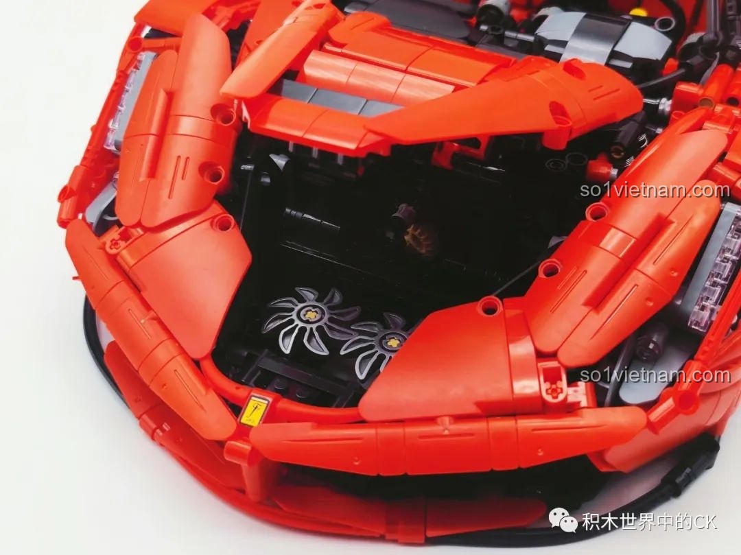 Chi tiết động cơ của bộ lắp ráp CaDA C61505 Ferrari Laferrari, được mô phỏng rất chân thực.