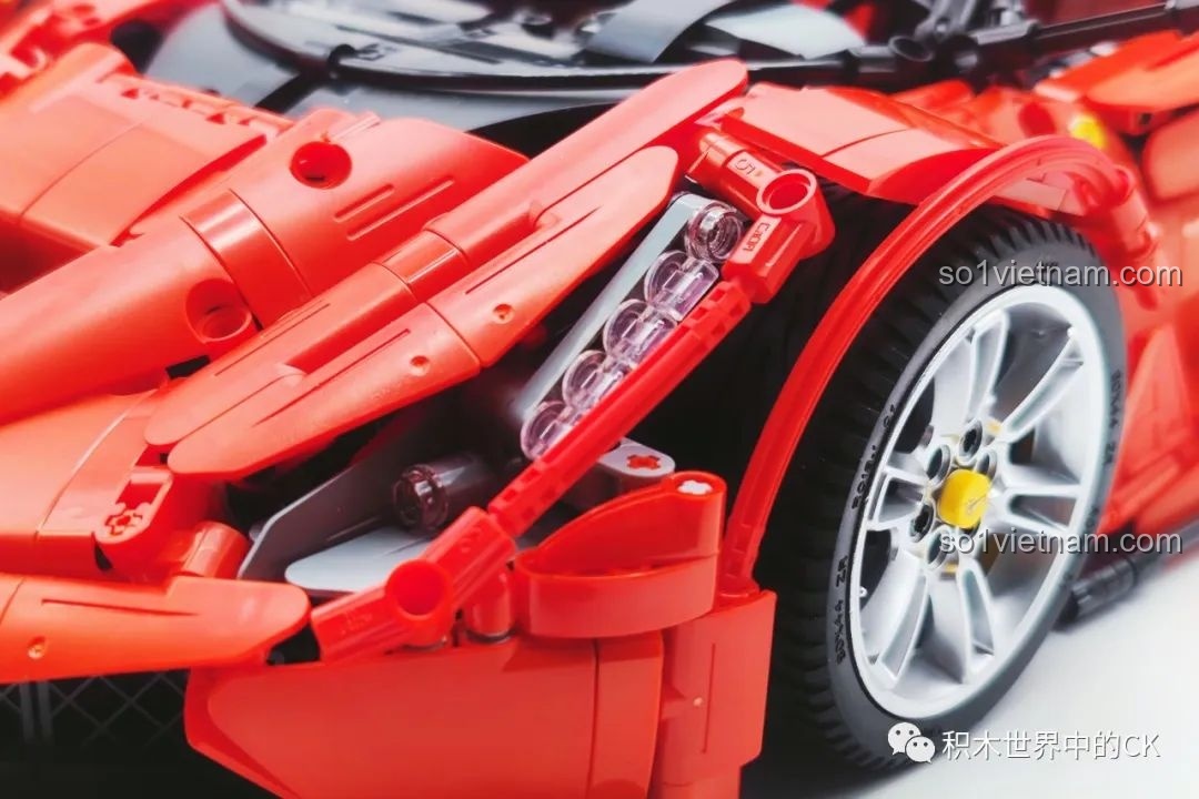 Chi tiết động cơ của bộ lắp ráp CaDA C61505 Ferrari Laferrari, được mô phỏng rất chân thực.