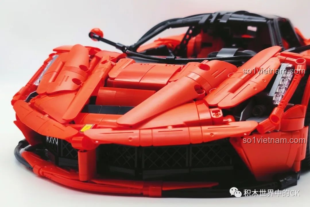 Chi tiết động cơ của bộ lắp ráp CaDA C61505 Ferrari Laferrari, được mô phỏng rất chân thực.