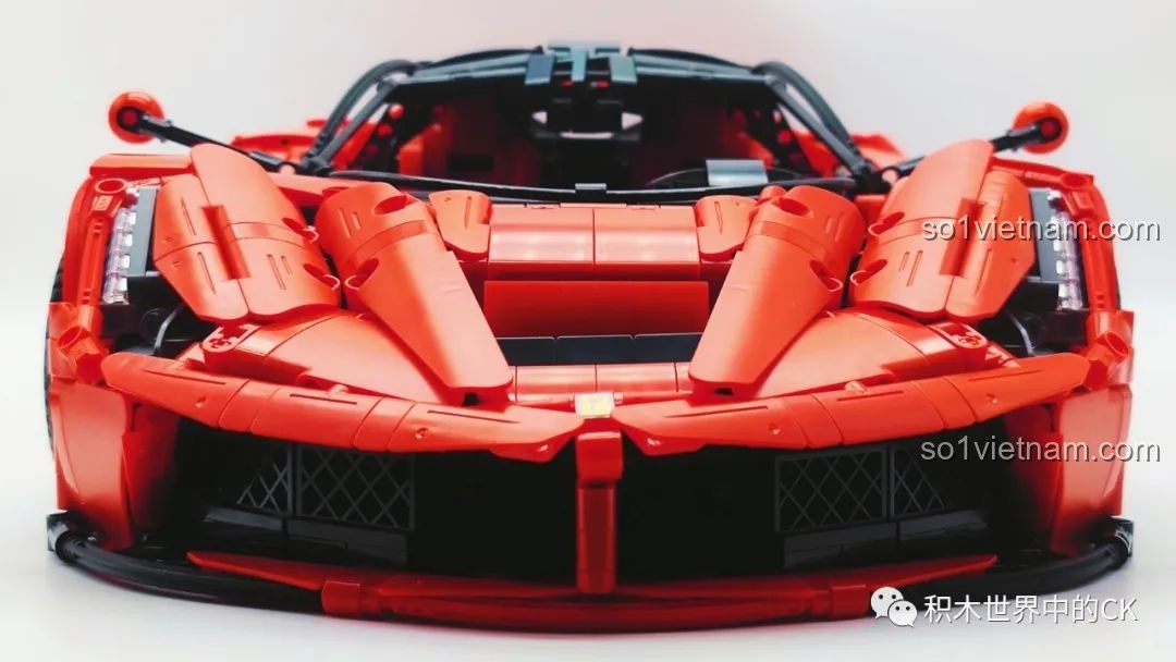 Thành phẩm bộ lắp ráp CaDA C61505 Ferrari Laferrari tỉ lệ 1:8, với màu đỏ rực rỡ và thiết kế tinh xảo.