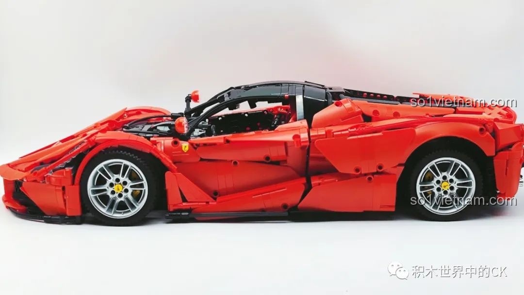 Thành phẩm bộ lắp ráp CaDA C61505 Ferrari Laferrari tỉ lệ 1:8, với màu đỏ rực rỡ và thiết kế tinh xảo.