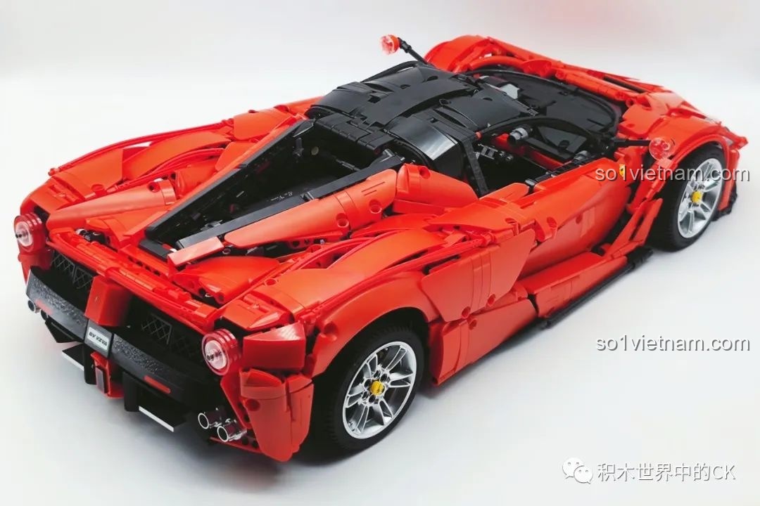 Thành phẩm bộ lắp ráp CaDA C61505 Ferrari Laferrari tỉ lệ 1:8, với màu đỏ rực rỡ và thiết kế tinh xảo.