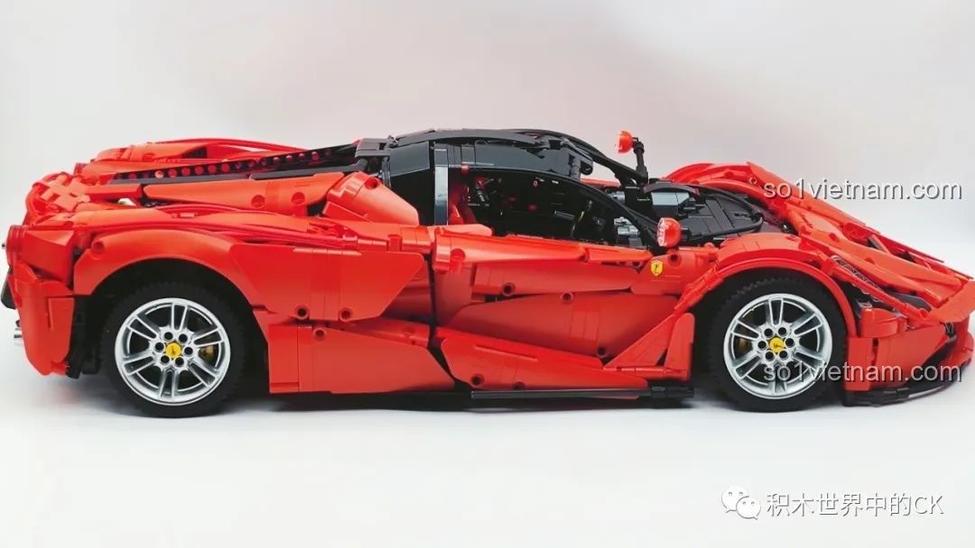 Thành phẩm bộ lắp ráp CaDA C61505 Ferrari Laferrari tỉ lệ 1:8, với màu đỏ rực rỡ và thiết kế tinh xảo.