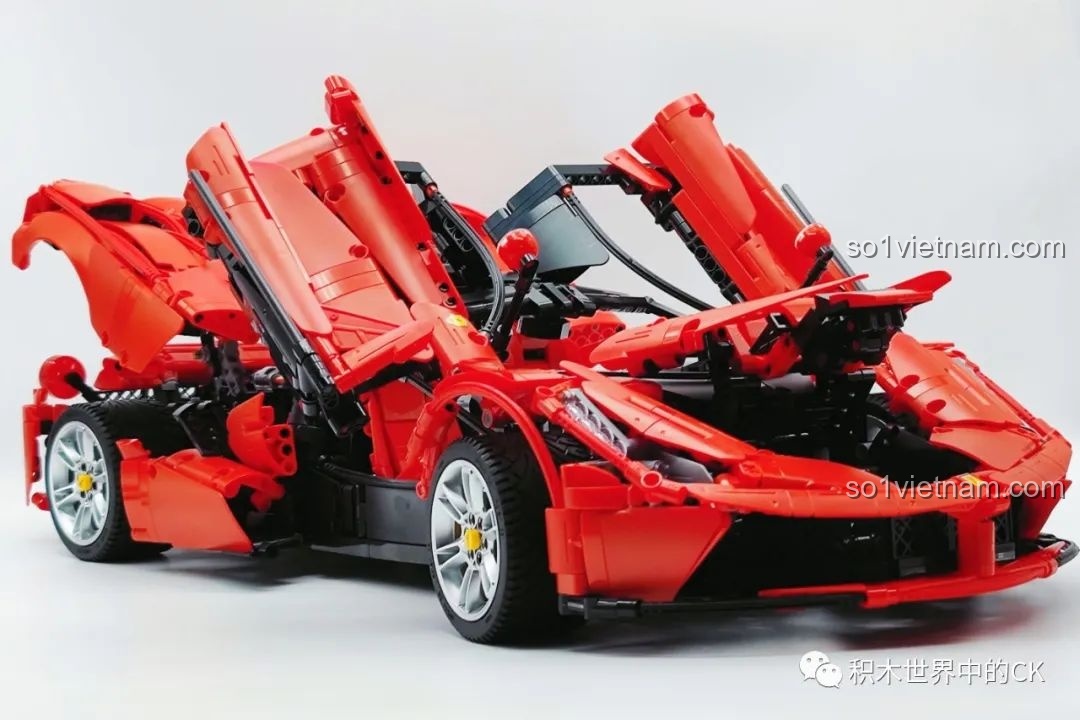 Thành phẩm bộ lắp ráp CaDA C61505 Ferrari Laferrari với cửa cánh bướm mở lên.