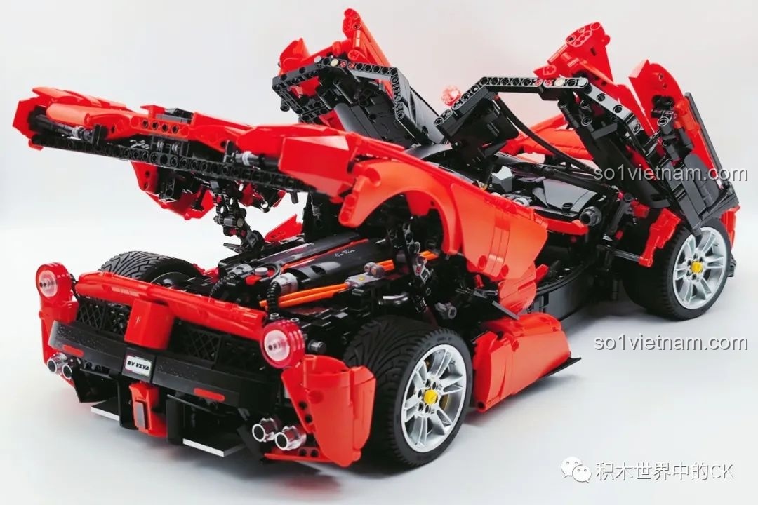 Thành phẩm bộ lắp ráp CaDA C61505 Ferrari Laferrari đặt cạnh một chú thú nhồi bông màu vàng.