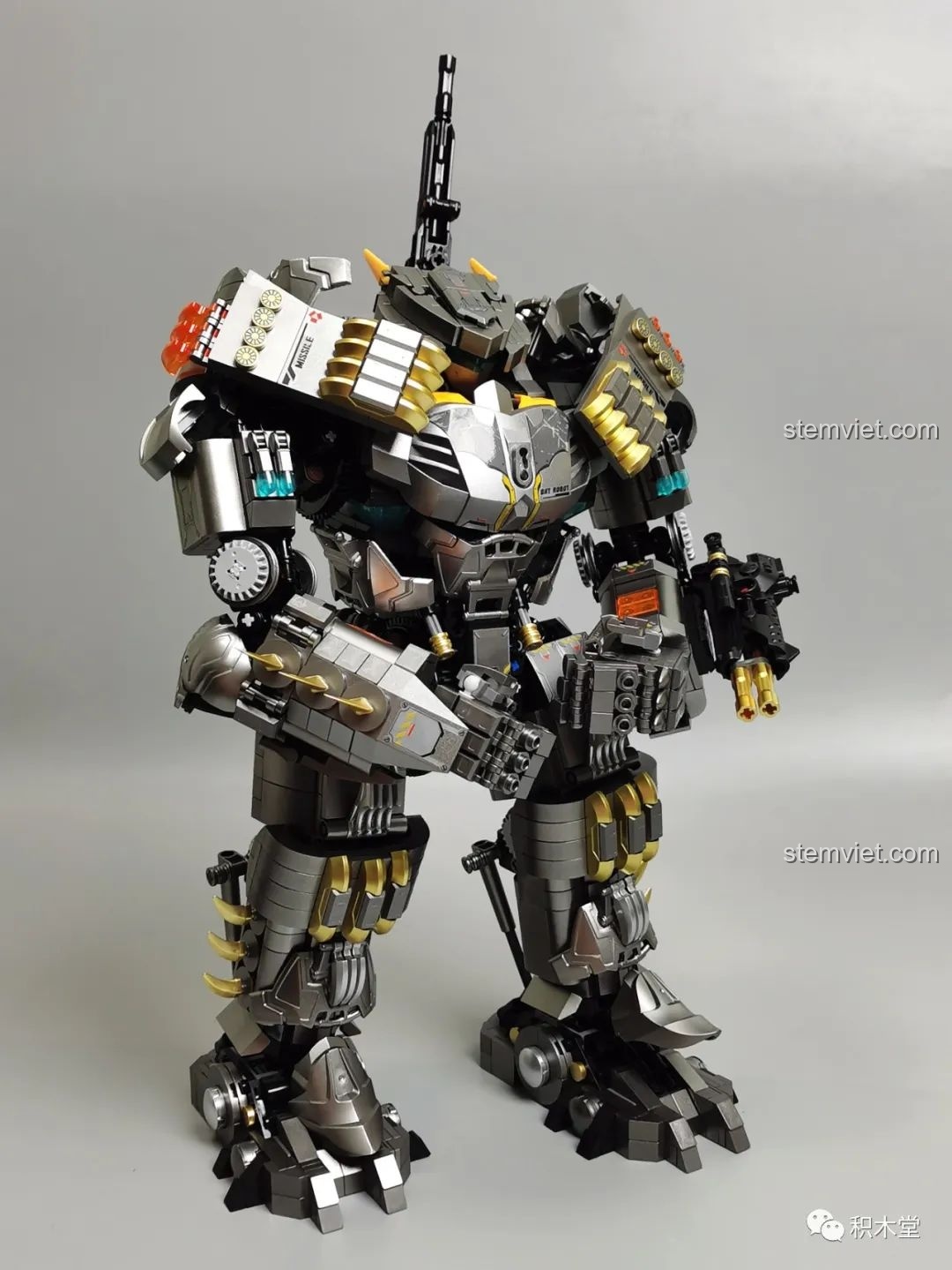 Robot Batmech Hạng Nặng tạo một tư thế khác, thể hiện khả năng giữ thăng bằng tốt.