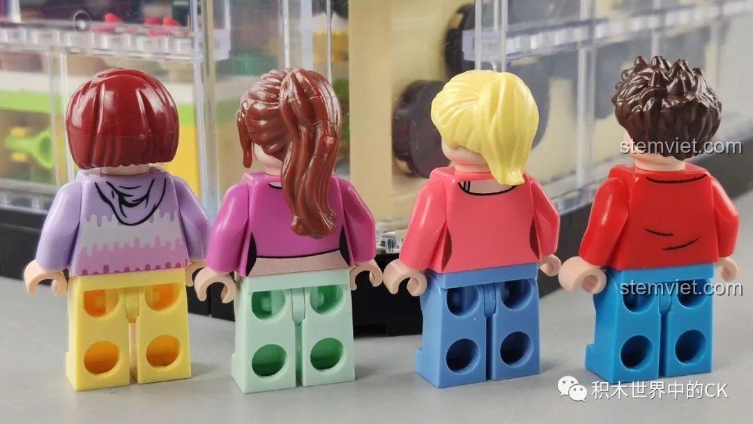 Mặt sau của bốn nhân vật minifigure khách hàng, thể hiện chi tiết trang phục.