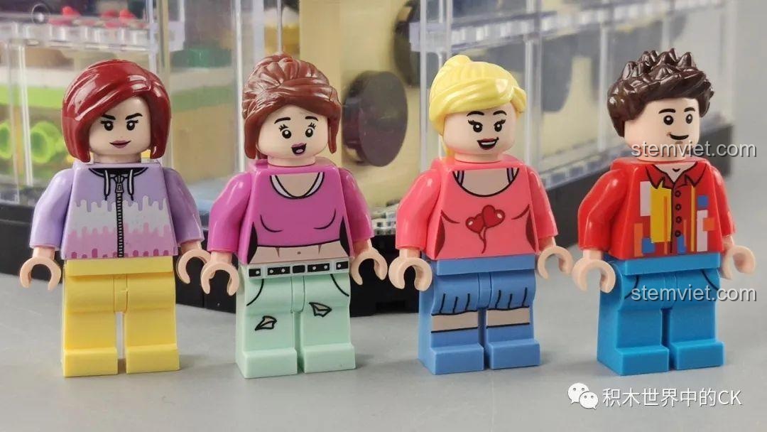 Cận cảnh bốn nhân vật minifigure khách hàng của bộ lắp ráp Cửa hàng trà sữa JIAZHI SY 5209.