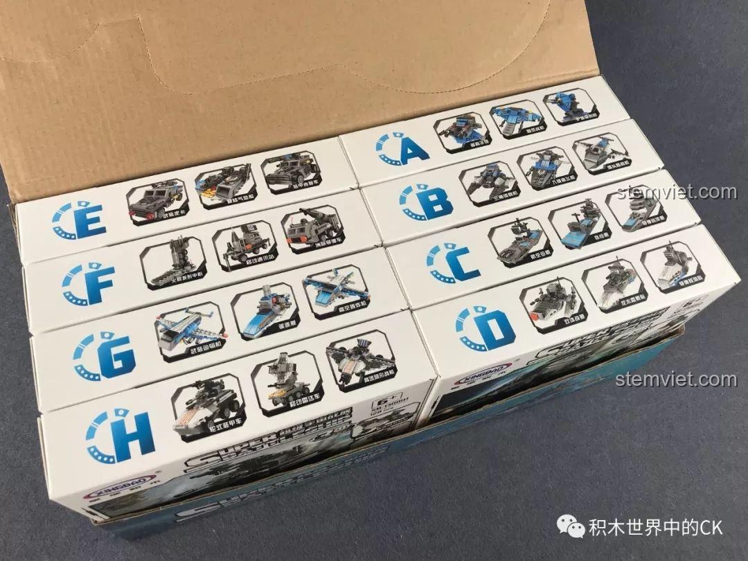 Bên trong hộp lớn là 8 hộp nhỏ được đánh số, mỗi hộp chứa các chi tiết cho một mô hình quân sự viễn tưởng.