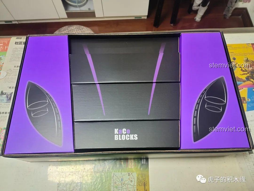 Bên trong hộp lớn là 6 hộp nhỏ hơn được sắp xếp khéo léo để tạo thành hình ảnh đầu xe Aston Martin.