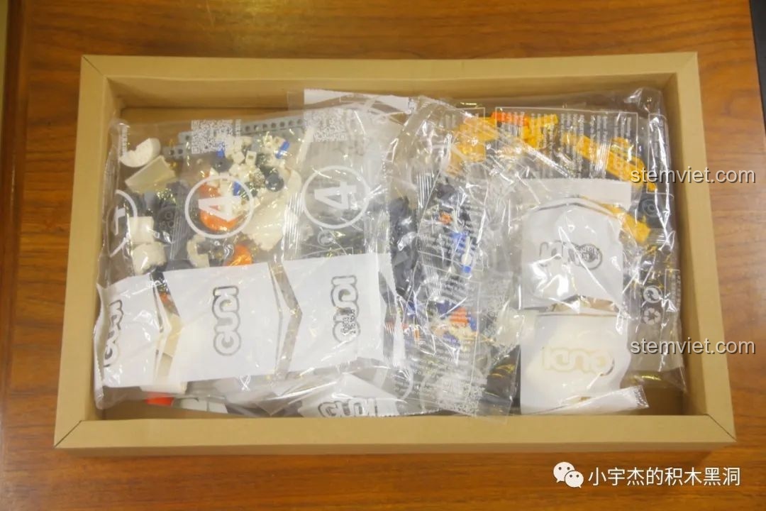 Bên trong hộp GUDI 10803 là một hộp carton chứa các túi chi tiết, được đóng gói cẩn thận.