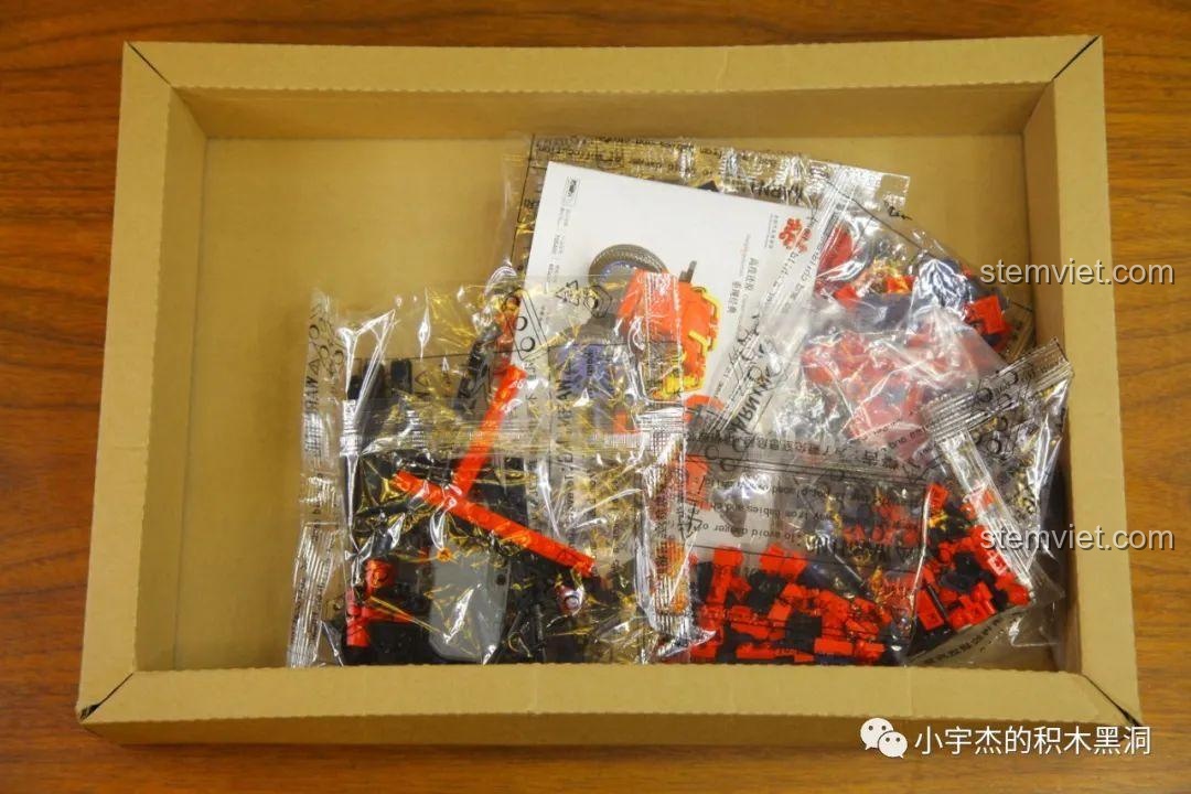 Bên trong hộp lớn là một hộp carton nhỏ chứa các túi mảnh ghép của bộ SEMBO 705400, được đóng gói cẩn thận.