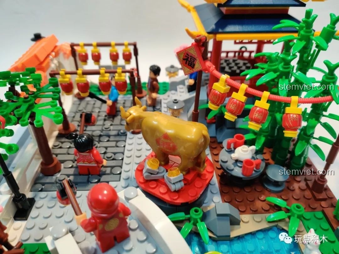 Cận cảnh các chi tiết nhỏ và minifigure trong sa bàn WOMA C9123, thể hiện sự sống động của mô hình.