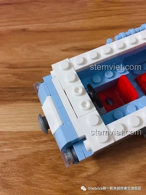 Khe hở xuất hiện khi lắp ráp các chi tiết không đồng đều của bộ xếp hình Xe Van Cắm Trại T1 0707, một điểm trừ về thiết kế.