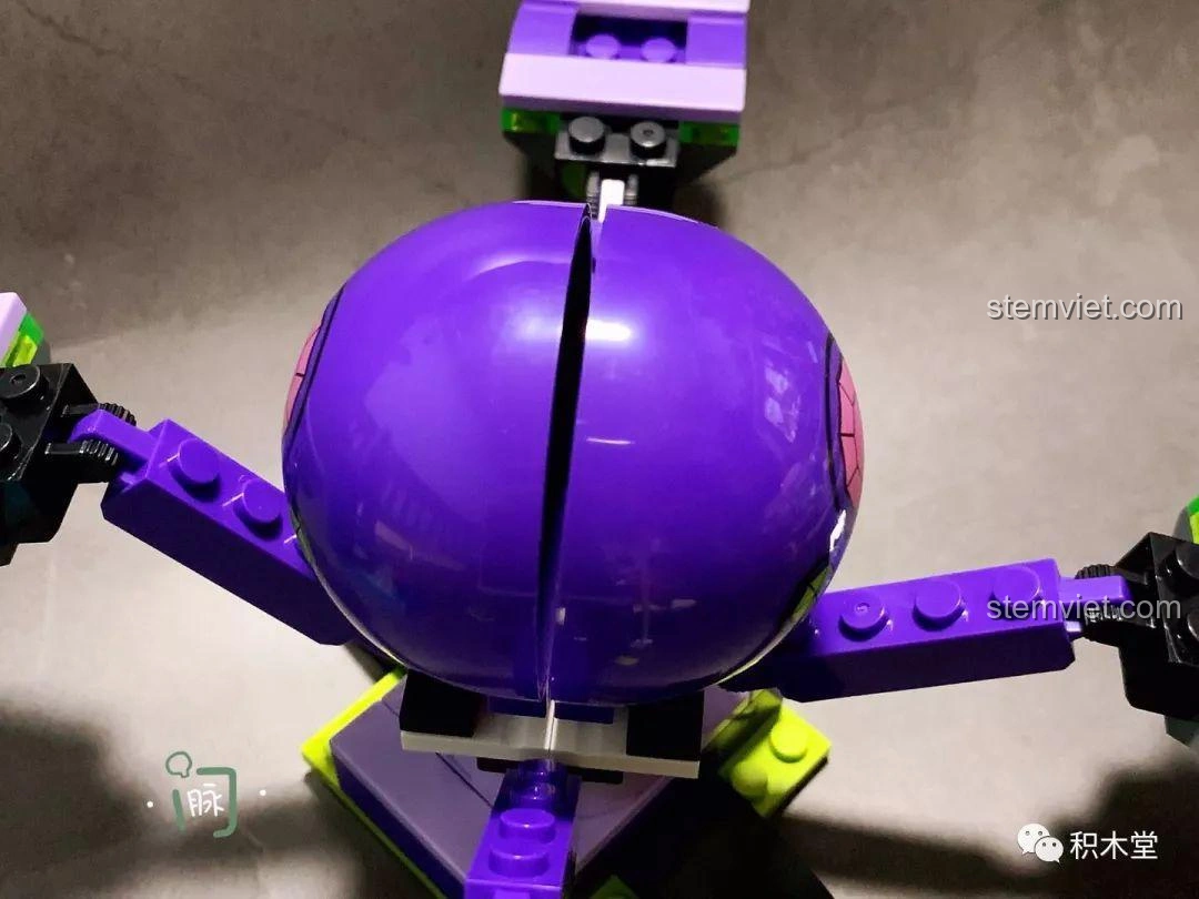 Chi tiết khe hở nhỏ giữa hai nửa mảnh ghép hình cầu màu tím của cỗ máy bạch tuộc trong bộ lắp ráp Buzz Lightyear.