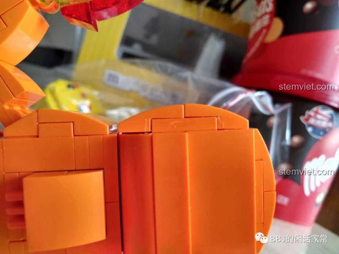 Khe hở nhỏ có thể nhìn thấy trên đầu mô hình Charmander sau khi lắp ráp các mảnh ghép cong không khít.