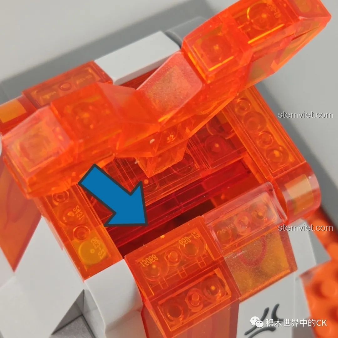 Cận cảnh khe nhét tiền của mô hình núi lửa nóng tính JAKI Fun Desk