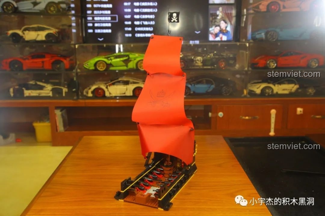 Con tàu đã có khí thế của một chiến hạm của đồ chơi lắp ghép Tàu Hải Tặc Nữ Hoàng Anne Báo Thù 2.