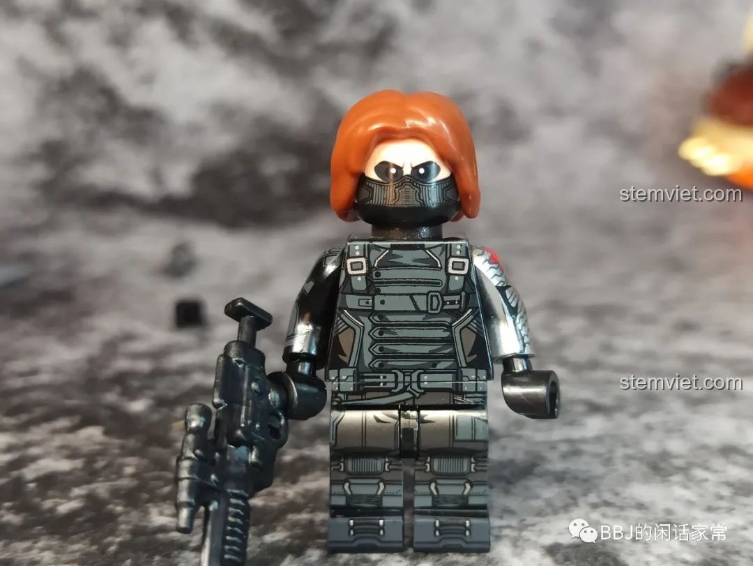 Minifigure John Walker WM2170 cầm chiếc khiên có vết máu, một chi tiết đắt giá từ series phim.