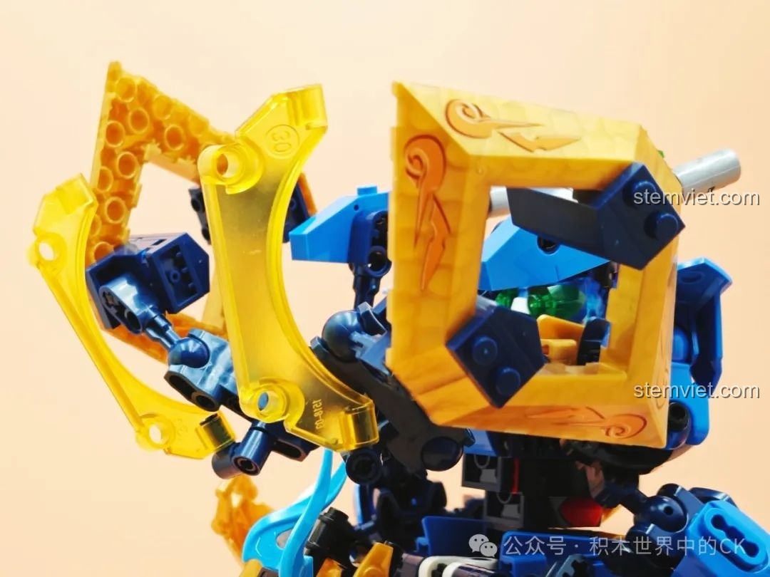 Chiếc khiên của Robot Huyền Vũ F5A0004, được làm từ các chi tiết trong suốt màu vàng và có hoa văn.