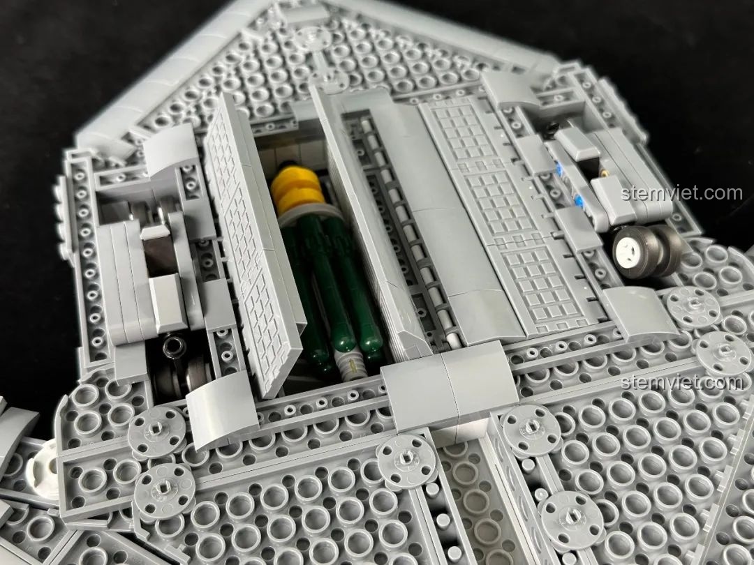 Khoang chứa bom của mô hình máy bay ném bom tàng hình thế hệ mới đang mở ra, để lộ tên lửa bên trong.