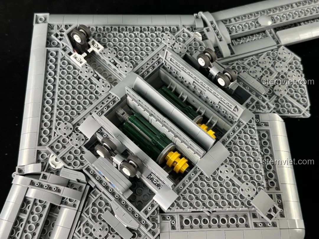 Khoang chứa bom của bộ đồ chơi Niềm tự hào không quân Trung Quốc H-20 đang mở ra, nhìn từ dưới lên.