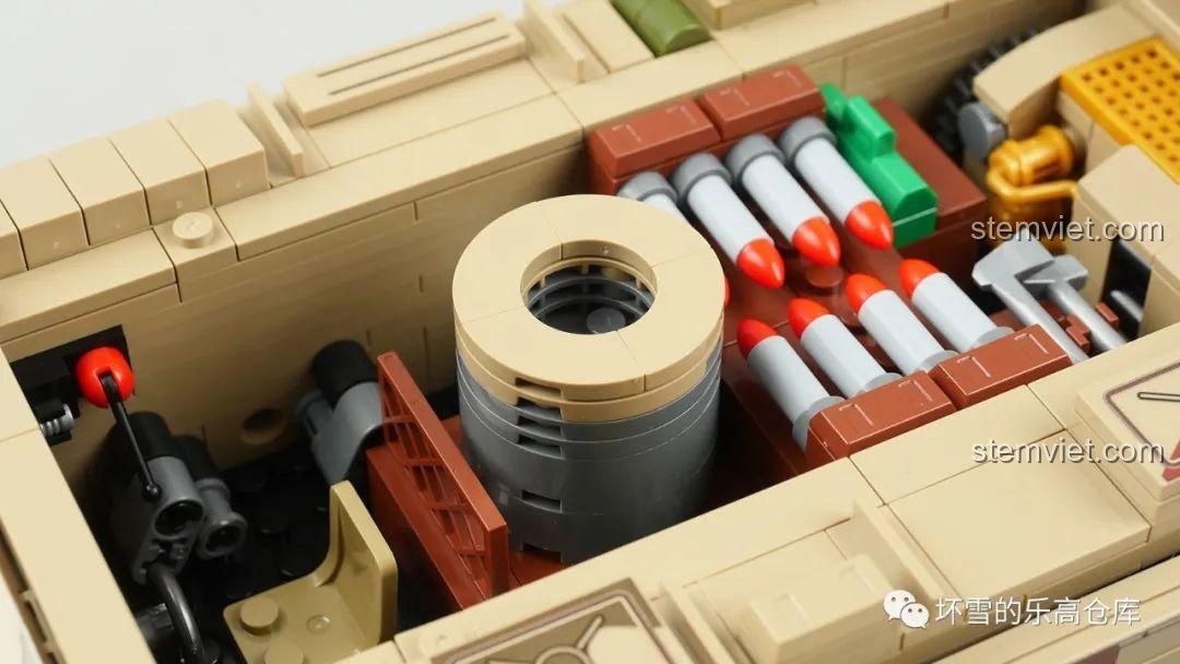 Khoang chiến đấu của mô hình xe tăng 88A Sembo 203127, với giá đựng 8 viên đạn pháo được mô phỏng chi tiết, tăng tính chân thực.