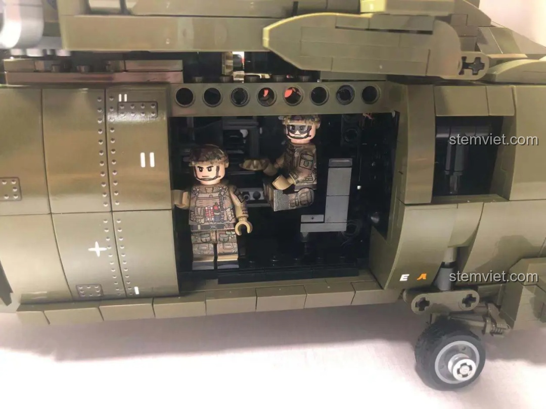 Hai minifigure lính thủy đánh bộ ngồi trong khoang chứa của mô hình Trực thăng Z-20 SEMBO 705992.