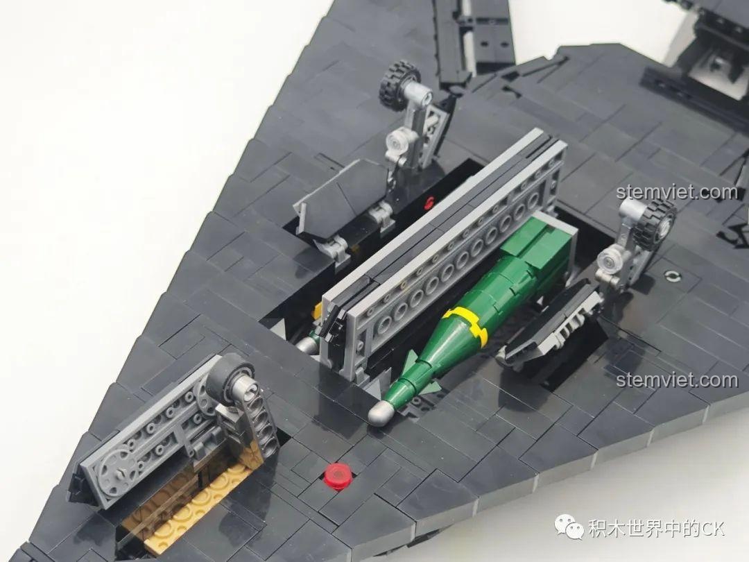 Khoang chứa bom của mô hình JIESTAR 58058 mở ra, để lộ một quả tên lửa màu xanh lá, tăng thêm phần kịch tính cho đồ chơi.