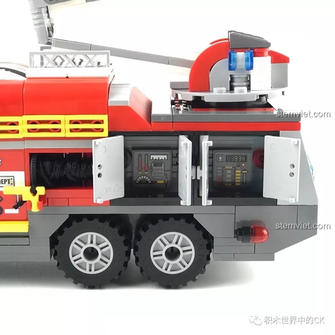 Phía bên kia của đuôi xe cứu hỏa QMAN 2809 cũng có các khoang chứa đồ.