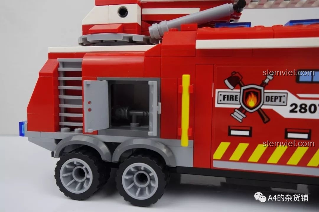 Cận cảnh khoang chứa đồ bên hông của xe cứu hỏa QMAN 2807 đang mở, bên trong có một cuộn dây tời nhỏ.