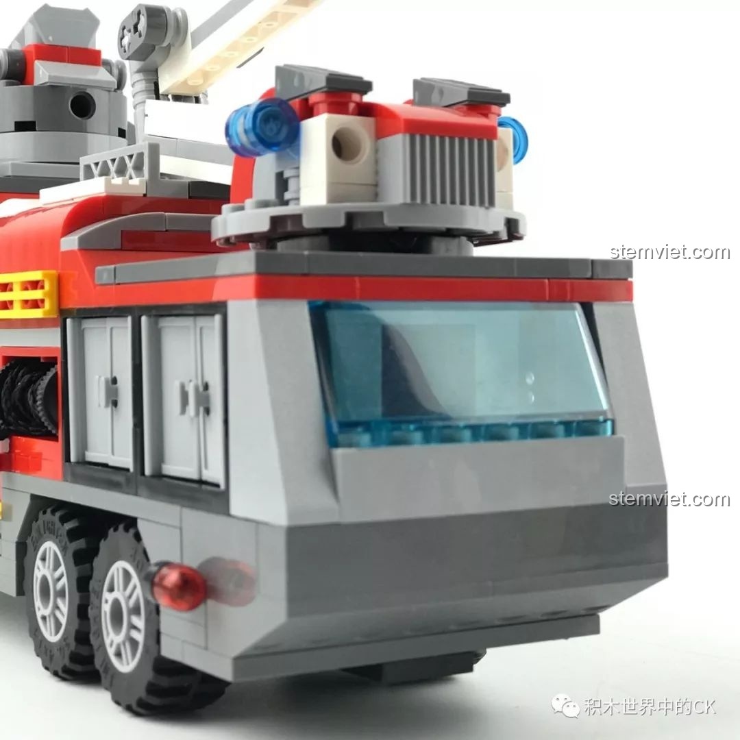 Các khoang chứa đồ ở đuôi xe QMAN 2809 được mở ra, nhưng không gian khá hẹp để lấy dụng cụ.