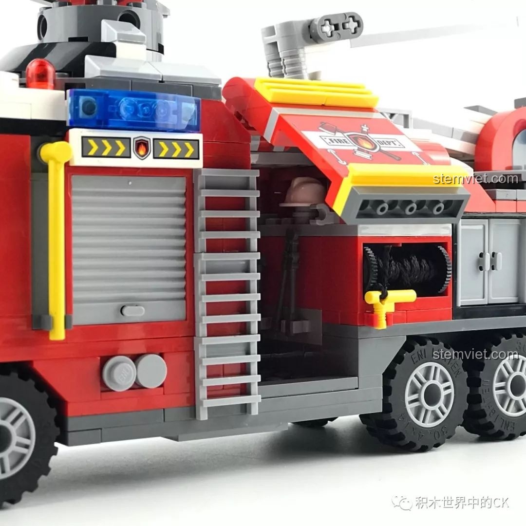 Các khoang chứa đồ ở giữa thân xe QMAN 2809 được mở ra hoàn toàn, khoe các chi tiết bên trong.