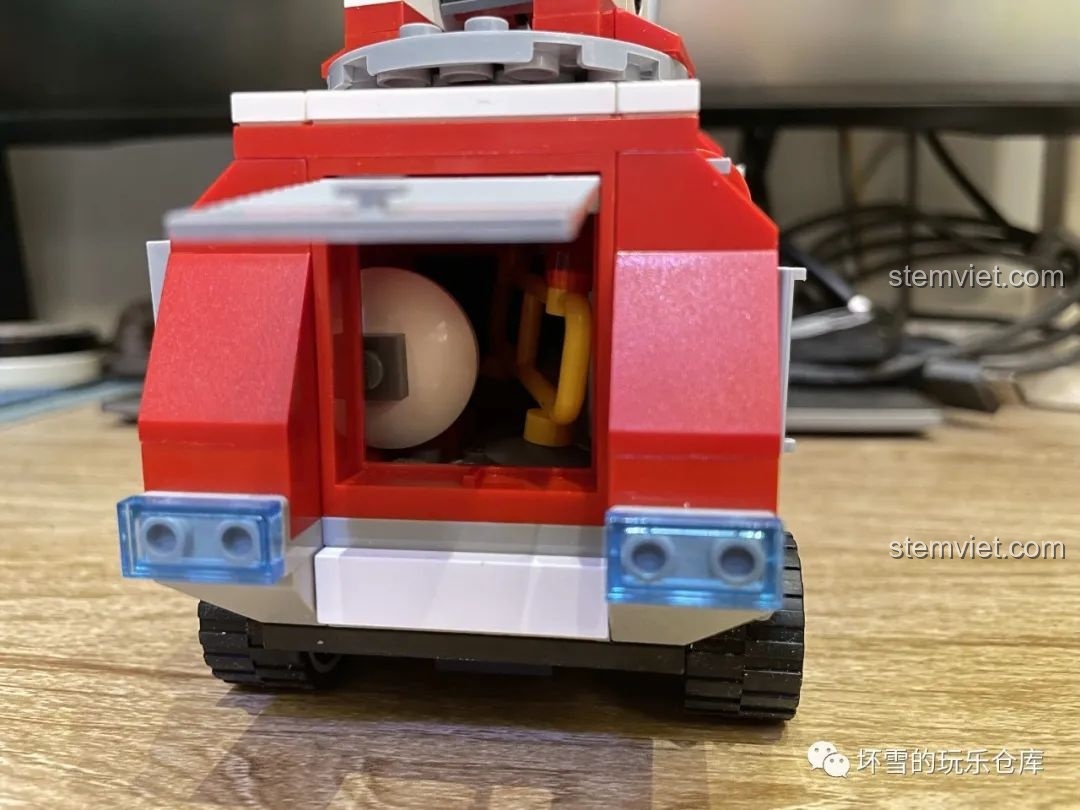 Khoang chứa đồ phía sau của xe QMAN 2807 đang mở, cho thấy không gian bên trong để chứa phụ kiện.