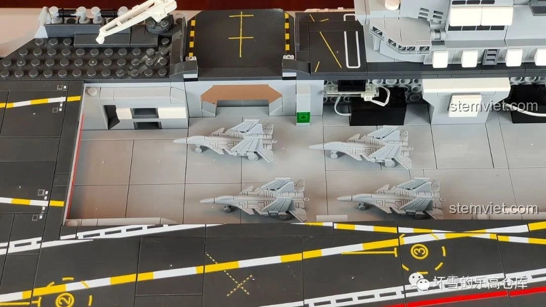 Khoang chứa máy bay với các máy bay chiến đấu của đồ chơi mô hình Hàng Không Mẫu Hạm Hải Quân Trung Quốc SEMBO202001
